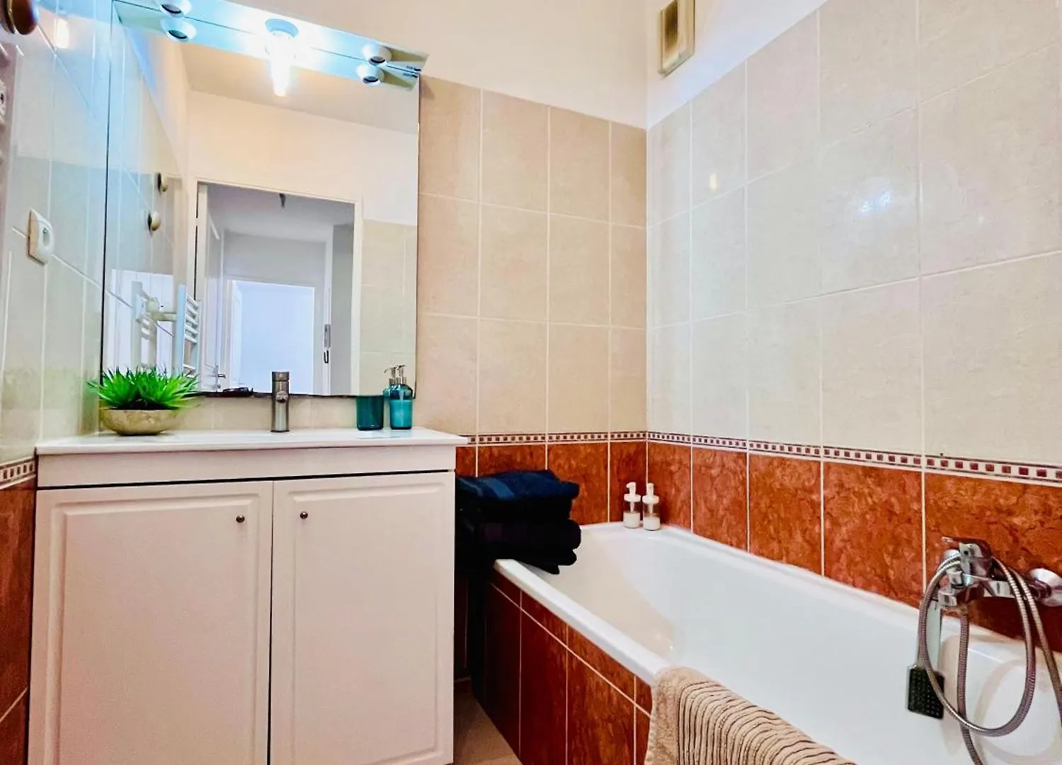 Magnificent Renovated Apartment, 2 Rooms Of 45 M2, Close Tothe Sea, Top Floor, Terrace Nice
